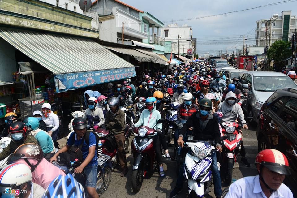Tàu hỏa, xe khách chật cứng hành khách trở lại thành phố sau nghỉ lễ